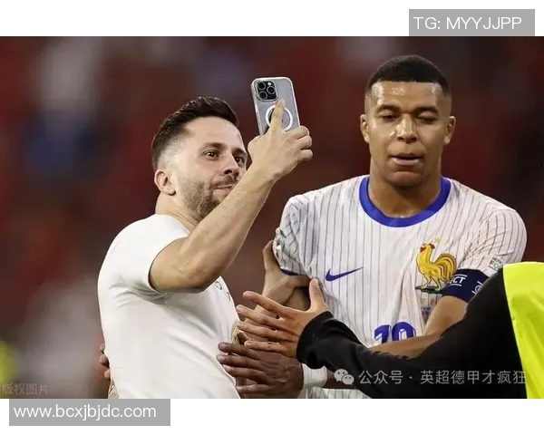 模仿世界足球巨星风采的球迷人物以及他们的模仿技巧与独特魅力