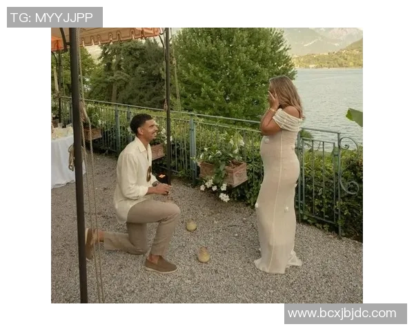 足球场上浪漫求婚瞬间 球星亲自下跪向女友求婚 感动全场观众 足球场上浪漫求婚瞬间 球星亲自下跪向女友求婚 感动全场观众